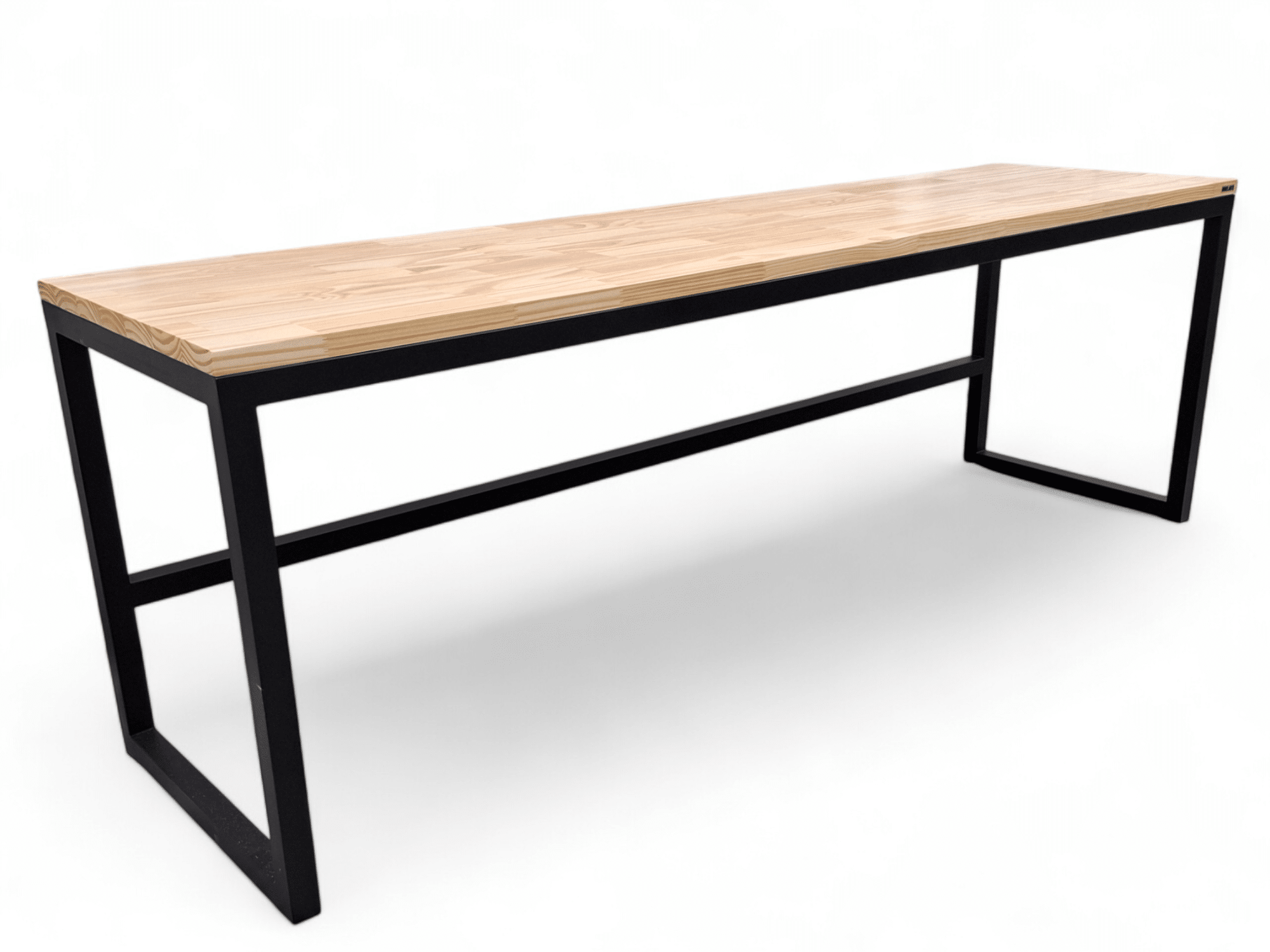 Mesa rectangular moderna con tablero de madera y estructura metálica negra.