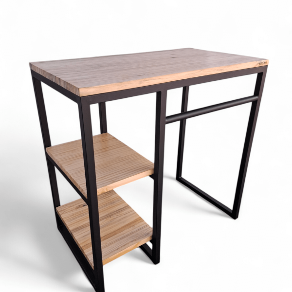 Escritorio moderno con estructura de metal negro y estantes de madera, estilo industrial.