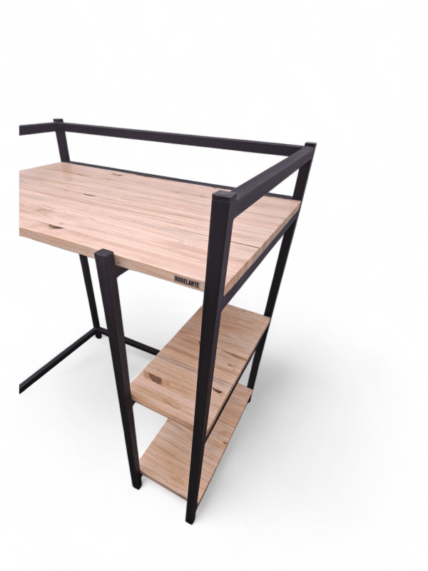 Mesa de escritorio moderna con estructura de metal negro y superficie de madera clara, incluye dos estantes abiertos inferiores para almacenamiento adicional.