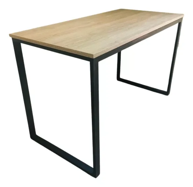 Mesa de oficina minimalista con tablero de madera y patas metálicas negras.