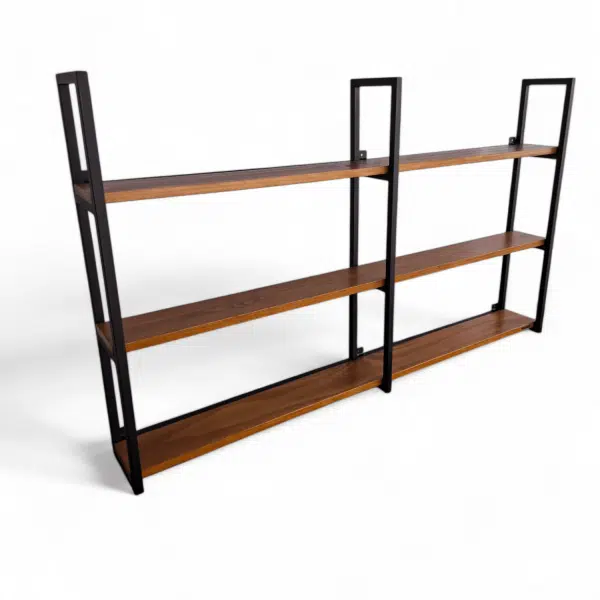 Estantería moderna de metal negro y madera de tres niveles, ideal para decoración del hogar o almacenamiento. Diseño minimalista y funcional para oficina o sala de estar.