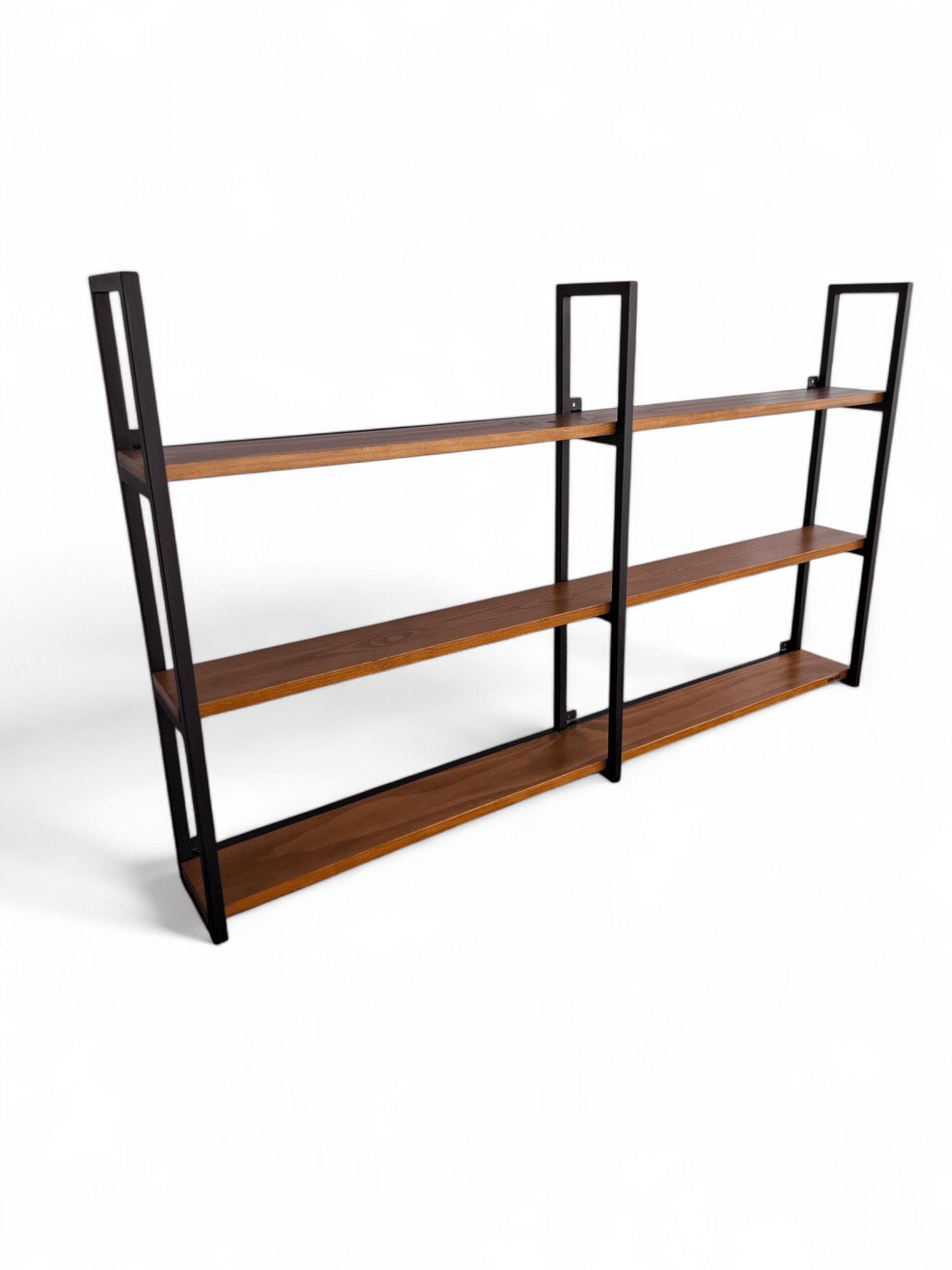 Estantería moderna de metal negro y madera de tres niveles, ideal para decoración del hogar o almacenamiento. Diseño minimalista y funcional para oficina o sala de estar.