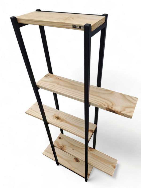 Estantería de madera clara con estructura de metal negro, cuatro niveles, diseño minimalista y moderno, ideal para organizar espacios en el hogar u oficina.