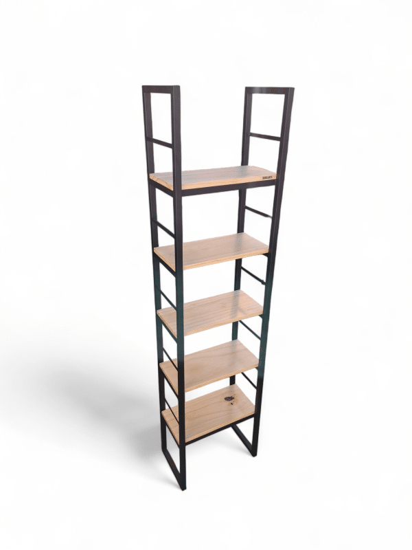 Estantería alta con estructura metálica negra y cinco repisas de madera clara. Diseño moderno y minimalista, ideal para organizar y decorar espacios interiores.