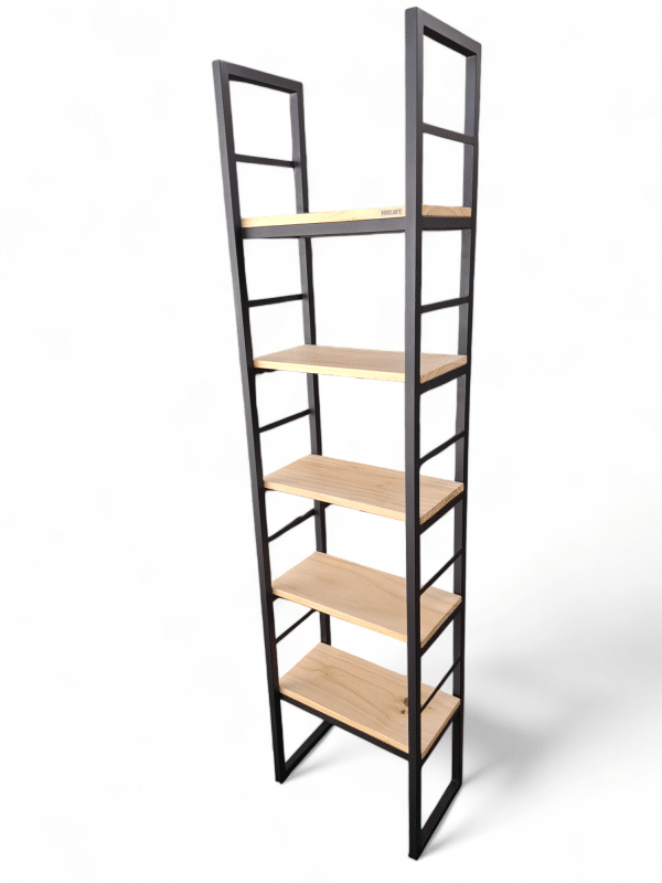 Estantería moderna con estructura de metal negro y cinco baldas de madera clara. Diseño minimalista y funcional, ideal para el hogar u oficina.