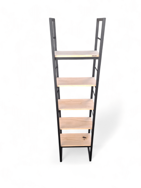 Estantería estilo industrial con estructura metálica negra y cinco repisas de madera clara. Diseño minimalista, ideal para almacenamiento decorativo en espacios modernos.