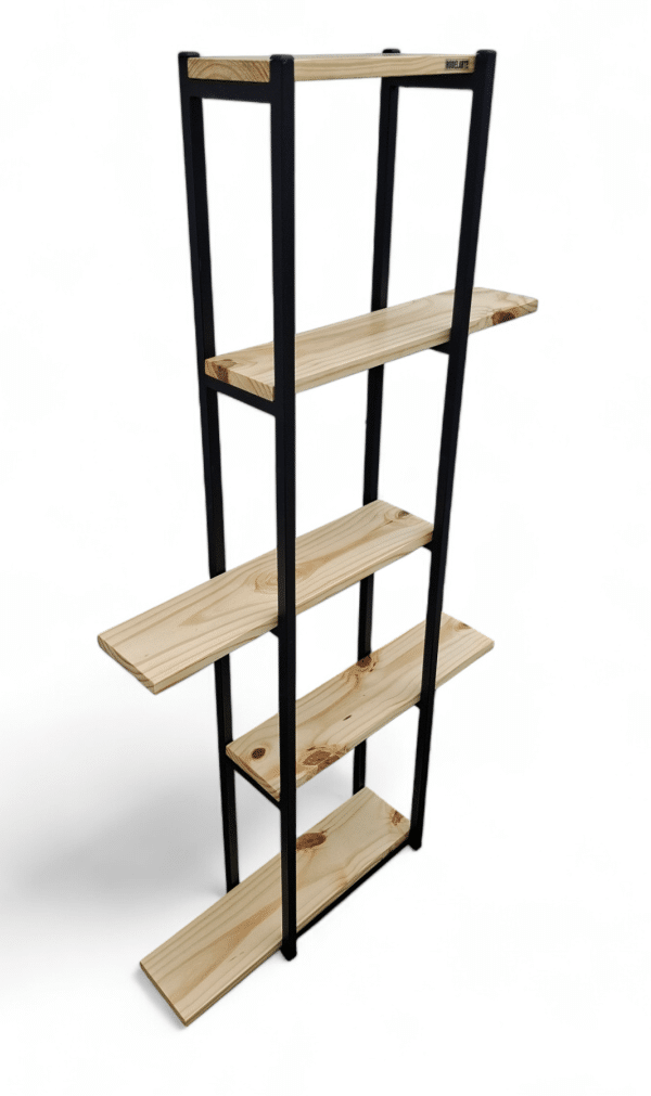 Estantería moderna de cinco niveles con estructura de metal negro y baldas de madera clara. Diseño minimalista ideal para decoración y almacenamiento en espacios contemporáneos.