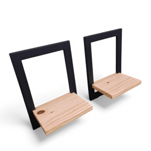 Estantes flotantes con base de madera clara y soporte metálico negro en forma de marco cuadrado, estilo minimalista y moderno.