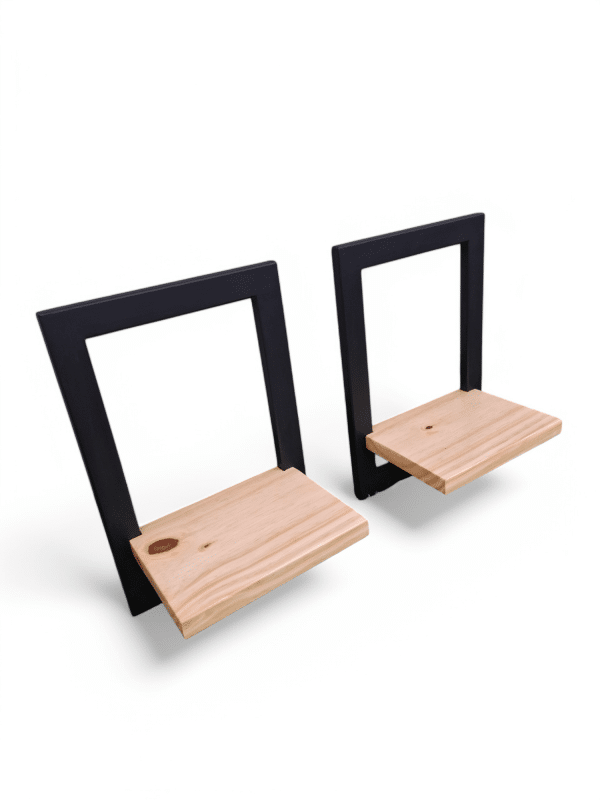 Estantes flotantes con base de madera clara y soporte metálico negro en forma de marco cuadrado, estilo minimalista y moderno.