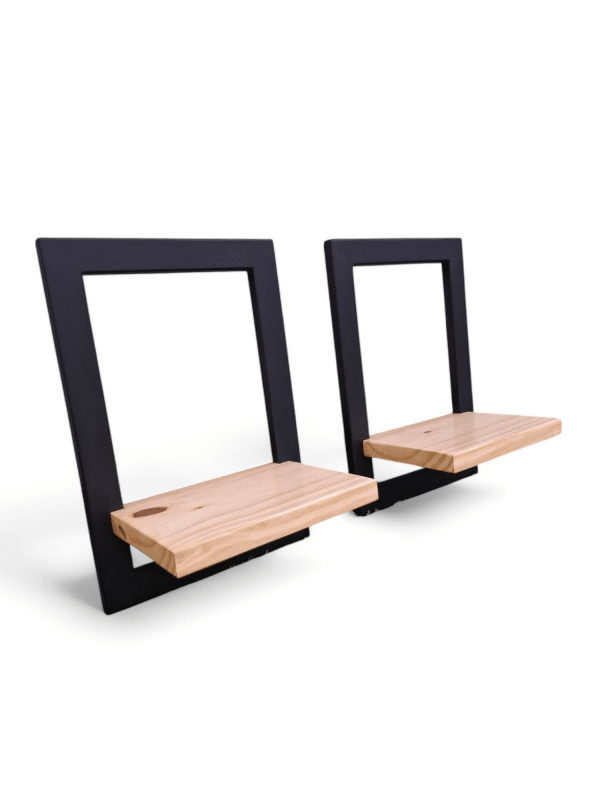 Estantes flotantes modernos con soportes cuadrados negros y superficies de madera clara; diseño minimalista ideal para decoración y organización del hogar u oficina.