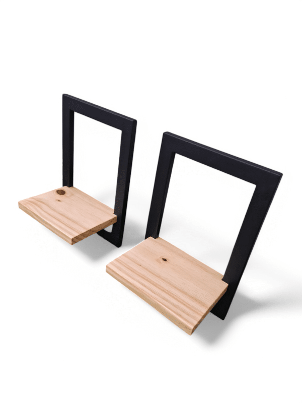 Estantes flotantes de madera clara con soporte de metal negro en forma de cuadro, diseño moderno y minimalista.