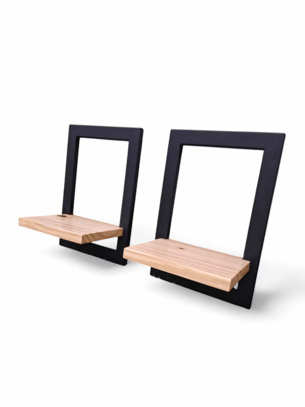 Estante flotante moderno de madera clara con marco negro cuadrado; diseño minimalista, perfecto para decoración y almacenamiento en espacios contemporáneos.