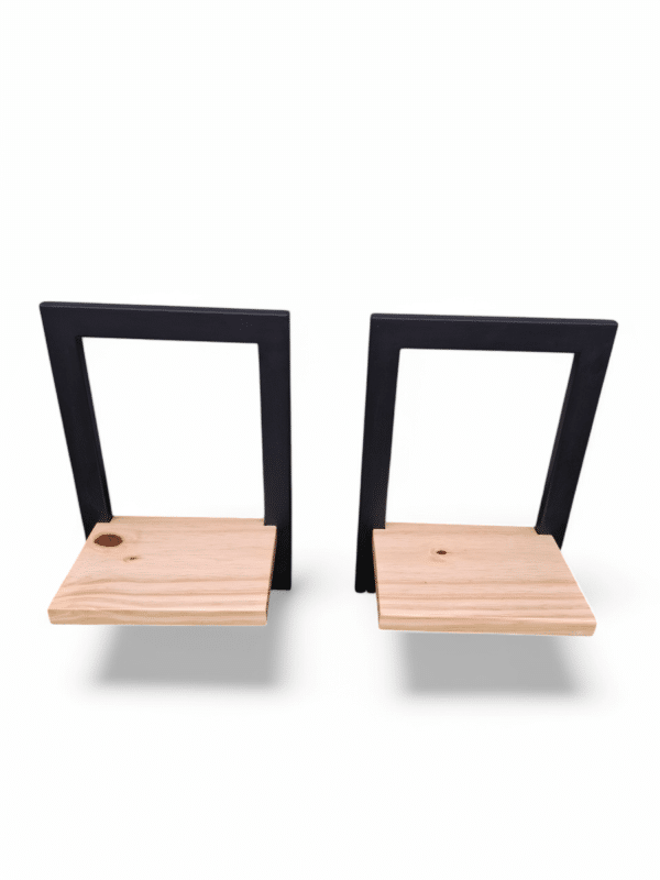 Dos estantes flotantes con diseño minimalista de madera clara y marco negro de metal. Ideal para decoración moderna y almacenamiento en espacios reducidos.