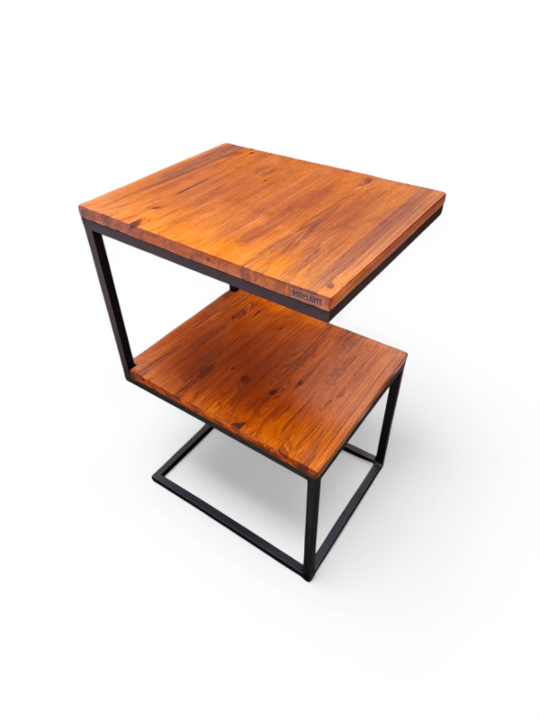 Mesa auxiliar moderna de madera con estructura de metal negro. Diseño geométrico en dos niveles, creando un contraste elegante y funcional. Ideal para espacios contemporáneos.