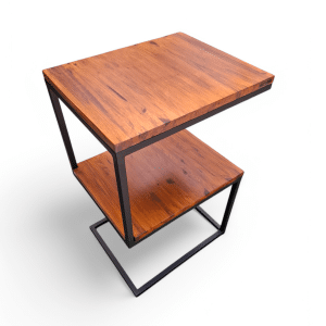 Mesa auxiliar moderna de dos niveles, con superficie de madera marrón y estructura metálica negra en forma de Z, diseño minimalista ideal para espacios pequeños.