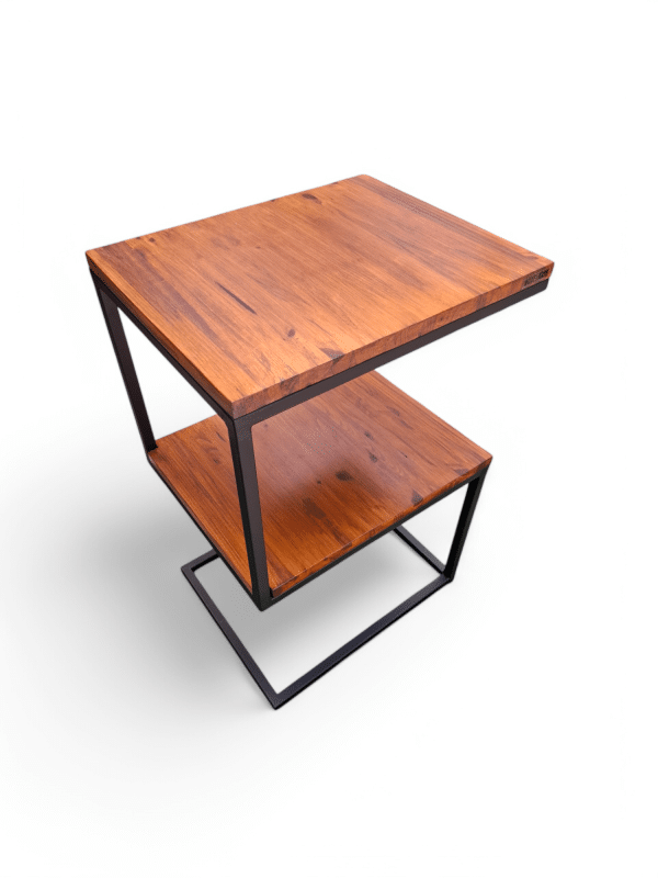 Mesa auxiliar moderna de dos niveles, con superficie de madera marrón y estructura metálica negra en forma de Z, diseño minimalista ideal para espacios pequeños.