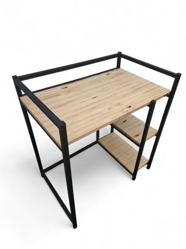 Escritorio moderno con estructura de metal negro y superficie de madera clara. Incluye dos estantes laterales para almacenamiento. Diseño minimalista y funcional.