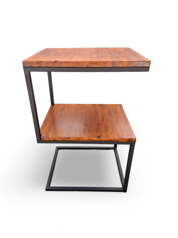 Mesa auxiliar moderna con estructura metálica negra en forma de Z y superficies de madera clara de acabado pulido. Diseño minimalista y funcional ideal para espacios contemporáneos.