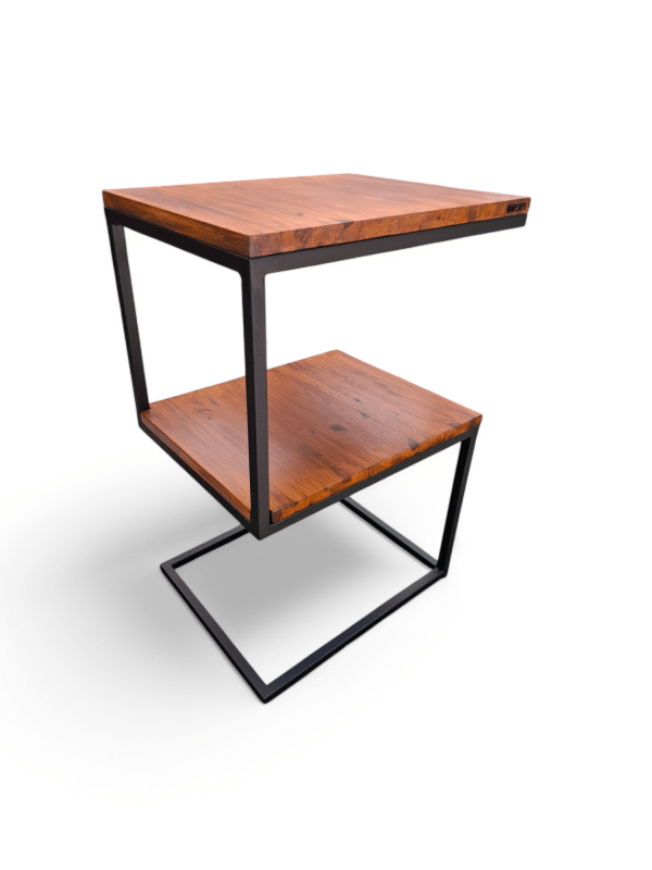 Mesa auxiliar moderna con estructura metálica negra y dos estantes de madera en acabado natural. Diseño minimalista y geométrico. Ideal para espacios contemporáneos.