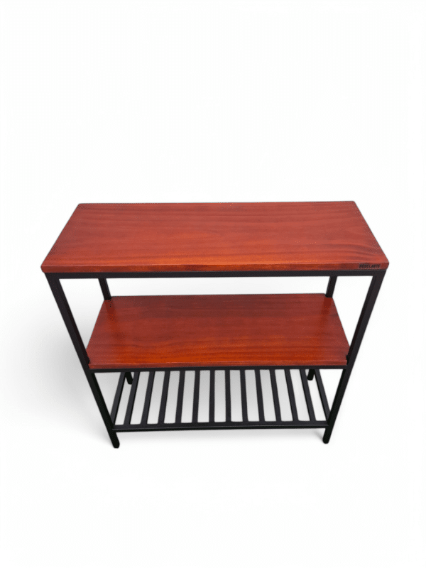 Mesa auxiliar de madera con estantes de color caoba y estructura metálica negra, ideal para almacenamiento y decoración en espacios interiores.