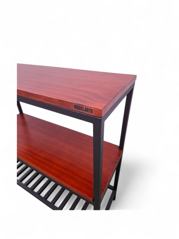 Mesa de madera con estructura metálica negra, diseño moderno. Incluye dos estantes de madera y rejilla inferior para almacenamiento adicional. Ideal para sala o estudio.