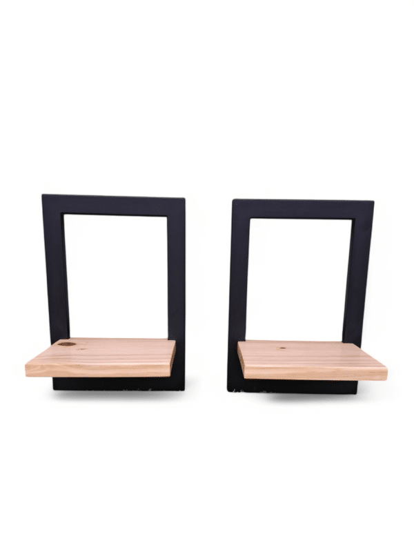 Estantes cuadrados minimalistas con estructura metálica negra y base de madera natural, ideales para decoración moderna y almacenamiento compacto.