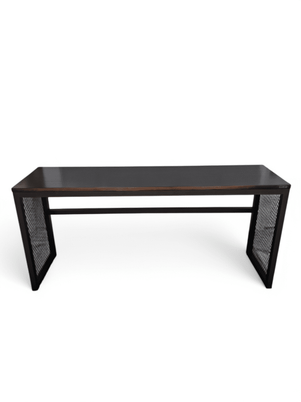 Mesa de comedor rectangular con tablero de madera oscura y patas en metal negro con diseño de malla, estilo moderno e industrial.