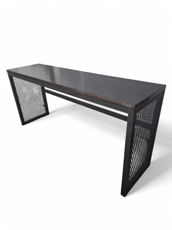 Mesa moderna con tablero de madera oscura y patas de rejilla metálica negra, diseño contemporáneo y estilizado.