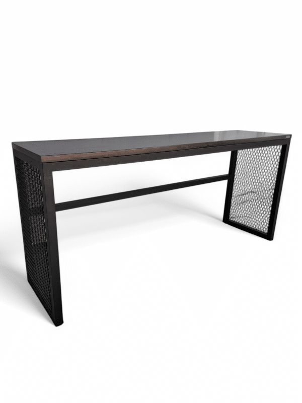 Mesa de diseño moderno con estructura de metal negro y superficie lisa. Laterales de rejilla aportan un toque industrial y elegante, ideal para oficinas o estudios contemporáneos.