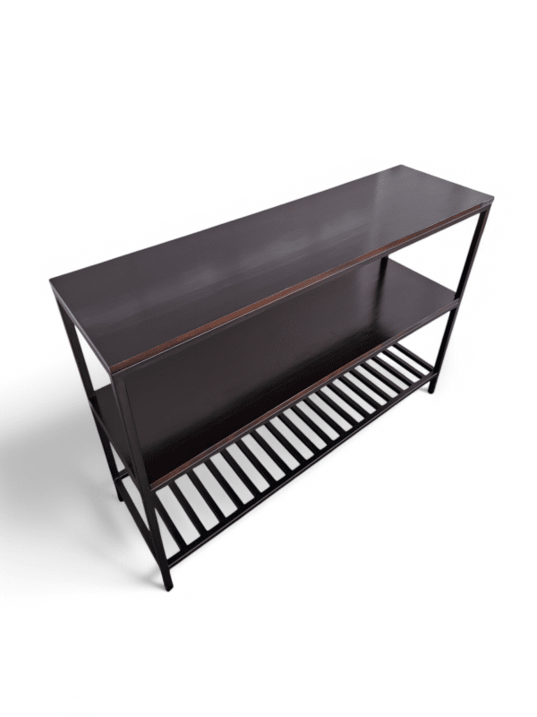 Mesa auxiliar moderna con estructura metálica negra y dos estantes de madera oscura, diseño minimalista y funcional ideal para almacenamiento y decoración.