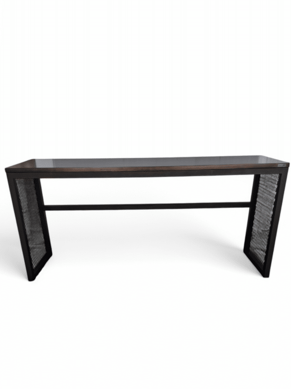 Mesa moderna de estilo industrial con superficie de vidrio y estructura metálica negra en forma de A. Los laterales presentan un diseño de malla, ideal para decoración contemporánea.