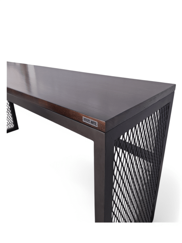 Mesa de madera oscura con patas de metal enrejado. Diseño moderno e industrial, ideal para oficinas o estudios.