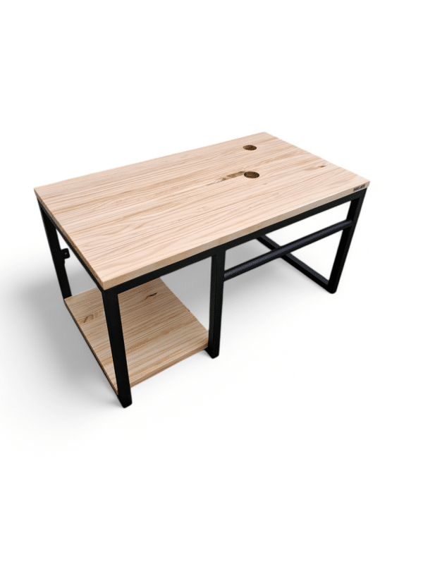 Mueble de baño de madera clara con estructura metálica negra. Diseño minimalista, incluye dos orificios para cables y un estante inferior para almacenamiento.