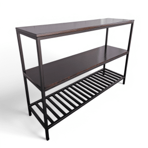 Estantería de tres niveles con estructura de metal negro y repisas de madera oscura. Diseño minimalista con un estante inferior de barras horizontales. Ideal para almacenamiento.