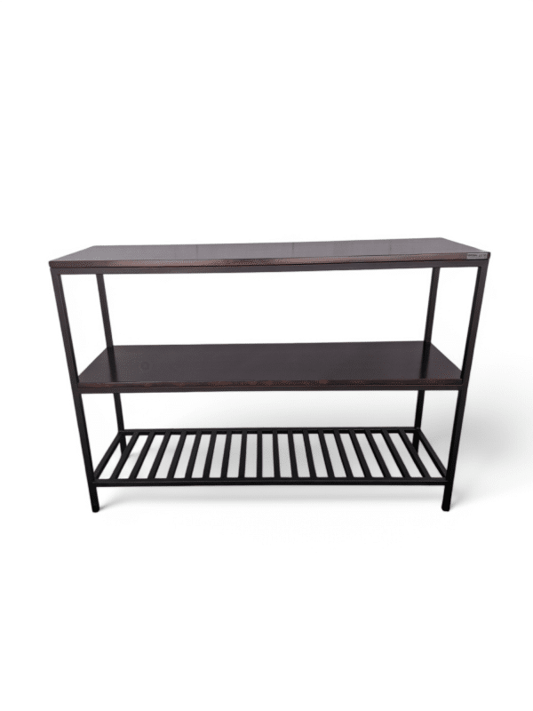 Mueble consola de estilo industrial con estructura metálica negra. Cuenta con dos estantes de madera oscura y una base inferior de rejilla para almacenamiento adicional.