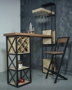 Mueble de bar moderno, con estructura metálica y estantes de madera para botellas y copas. Ideal para crear un rincón elegante y funcional en el hogar.