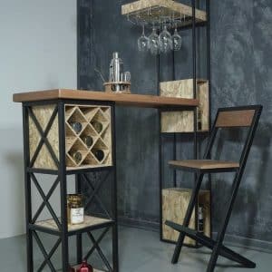 Mueble de bar moderno, con estructura metálica y estantes de madera para botellas y copas. Ideal para crear un rincón elegante y funcional en el hogar.
