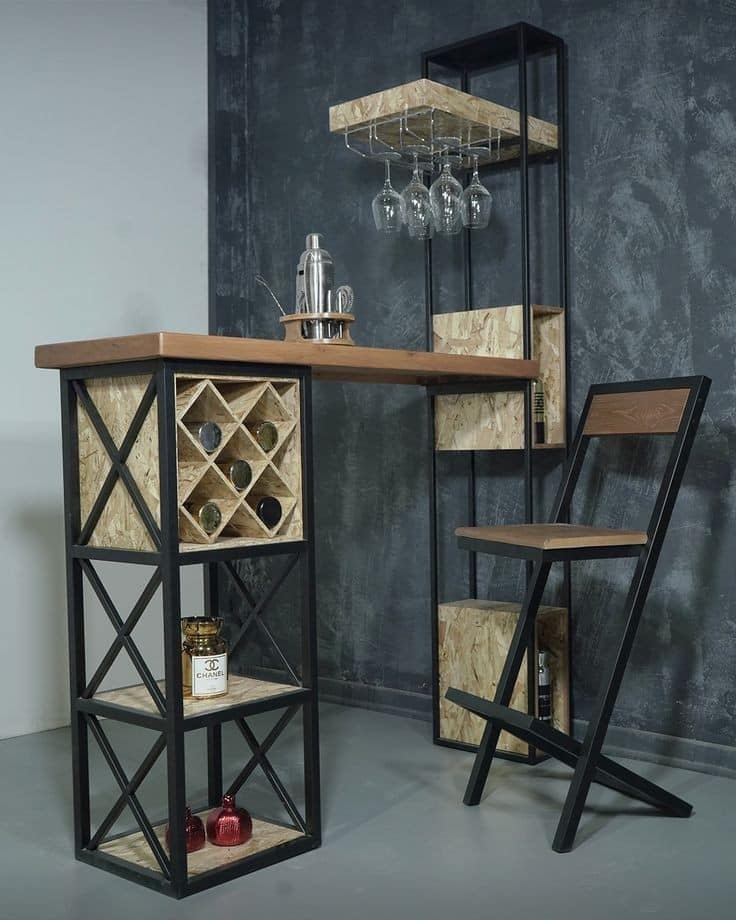 Mueble de bar moderno, con estructura metálica y estantes de madera para botellas y copas. Ideal para crear un rincón elegante y funcional en el hogar.