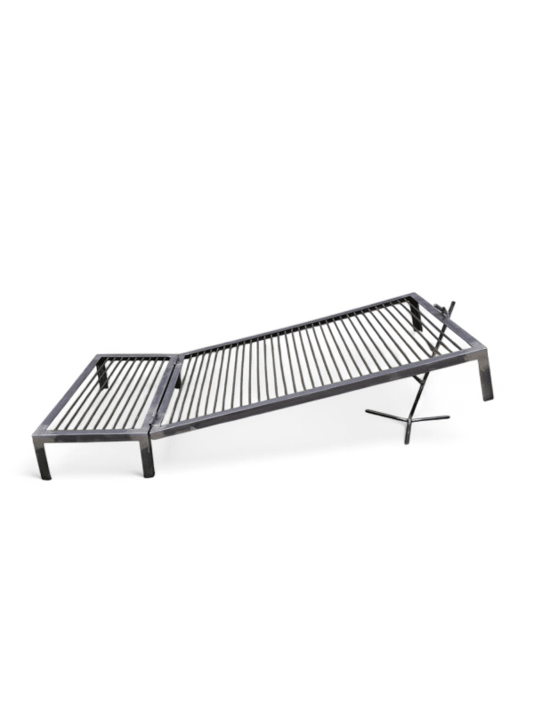 Parrilla de hierro de 120 cm para asados. Resistente y amplia, ideal para cocinar al aire libre brindando una cocción uniforme. Perfecta para reuniones familiares y grandes eventos culinarios.