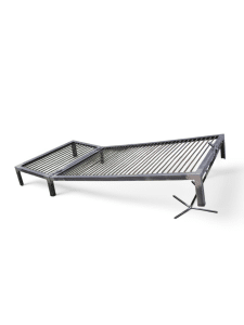 Parrilla de hierro de 120cm con diseño angular y patas robustas, ideal para asados al aire libre. Perfecta para cocinar carne o vegetales en reuniones y eventos.
