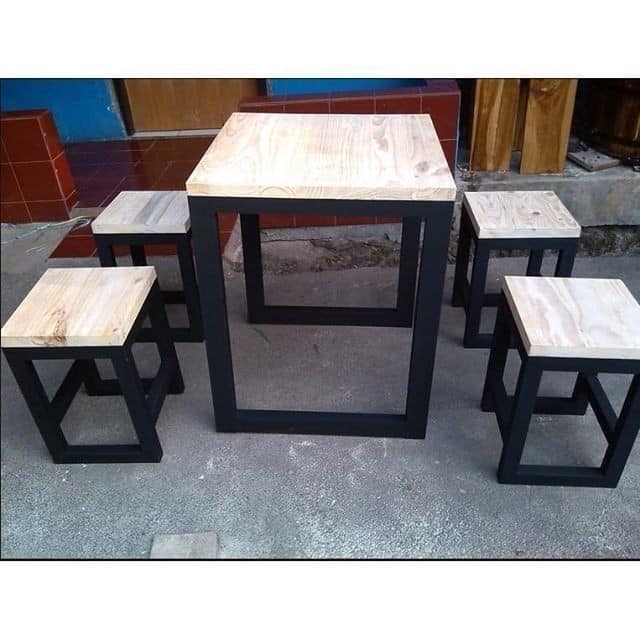 Mesa y sillas de madera con estructura metálica, ideales para comedor moderno o espacios reducidos. Diseño sofisticado y funcional para interiores o exteriores.