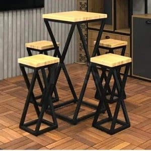 Mesa alta de madera con taburetes en diseño industrial, ideal para cocinas o bares pequeños. Estructura metálica negra en forma de X para estilo moderno y funcional.