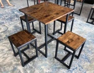 Conjunto de mesa y sillas de madera con estructura metálica negra. Ideal para comedores modernos o espacios pequeños, combinando estilo industrial y funcionalidad.