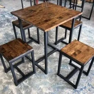 Conjunto de mesa y sillas de madera con estructura metálica negra. Ideal para comedores modernos o espacios pequeños, combinando estilo industrial y funcionalidad.