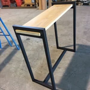 Mesa auxiliar de madera con estructura metálica negra, ideal para espacios modernos. Útil como consola de entrada o mueble decorativo en salas de estar o pasillos estrechos.