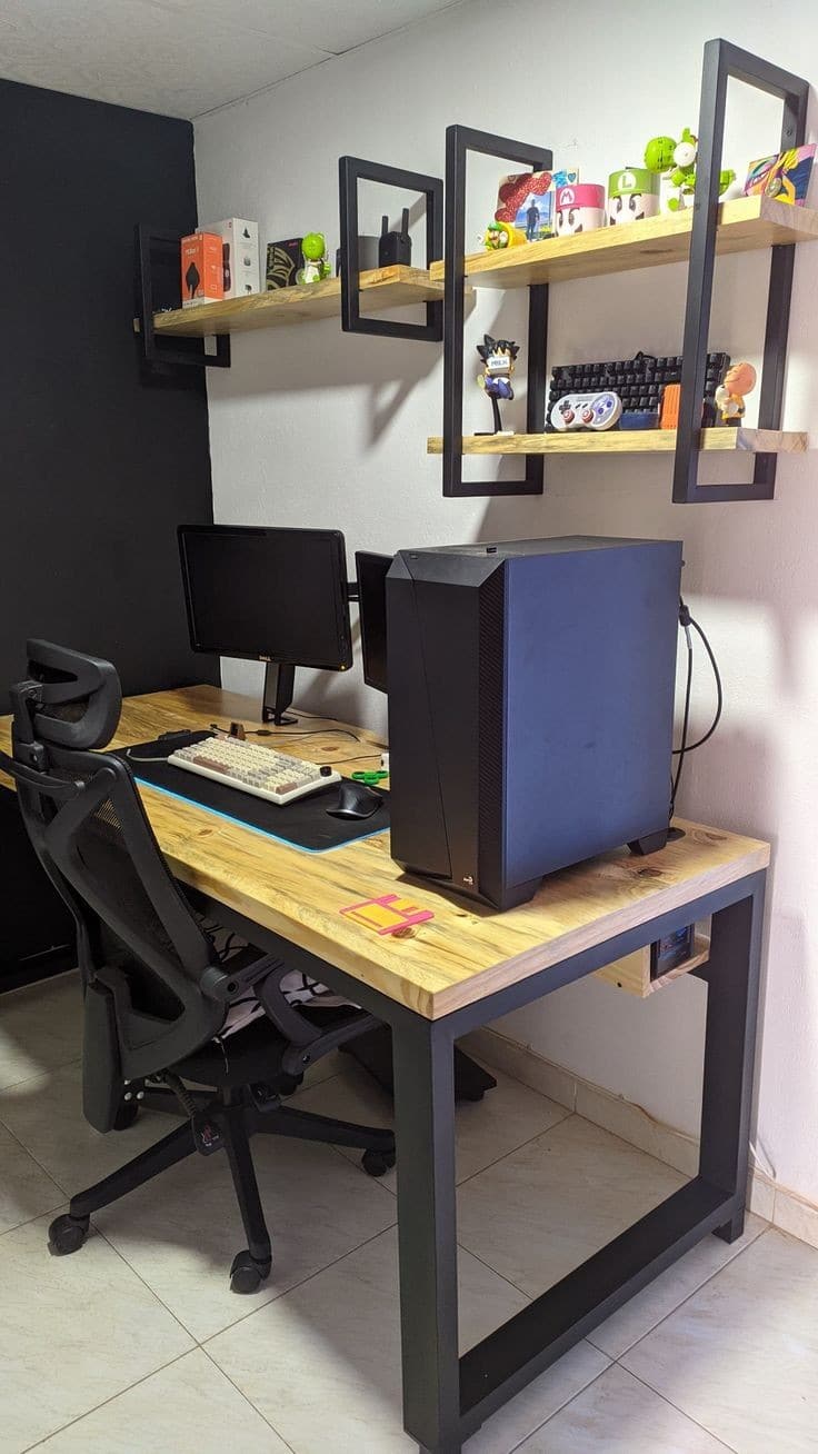 Escritorio de madera con marco metálico, acompañado de silla ergonómica y estanterías decorativas. Ideal para oficina en casa o setup de gaming, optimizando el espacio de trabajo y almacenamiento.