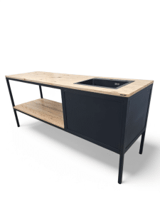 Mesada de cocina a medida con cubierta de madera clara, estructura metálica negra y fregadero integrado. Ideal para diseño moderno y almacenamiento adicional en la cocina.
