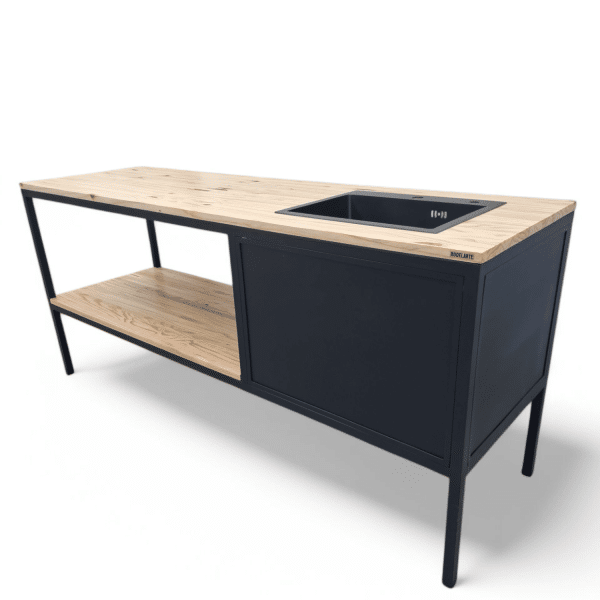 Mesada de cocina a medida con cubierta de madera clara, estructura metálica negra y fregadero integrado. Ideal para diseño moderno y almacenamiento adicional en la cocina.