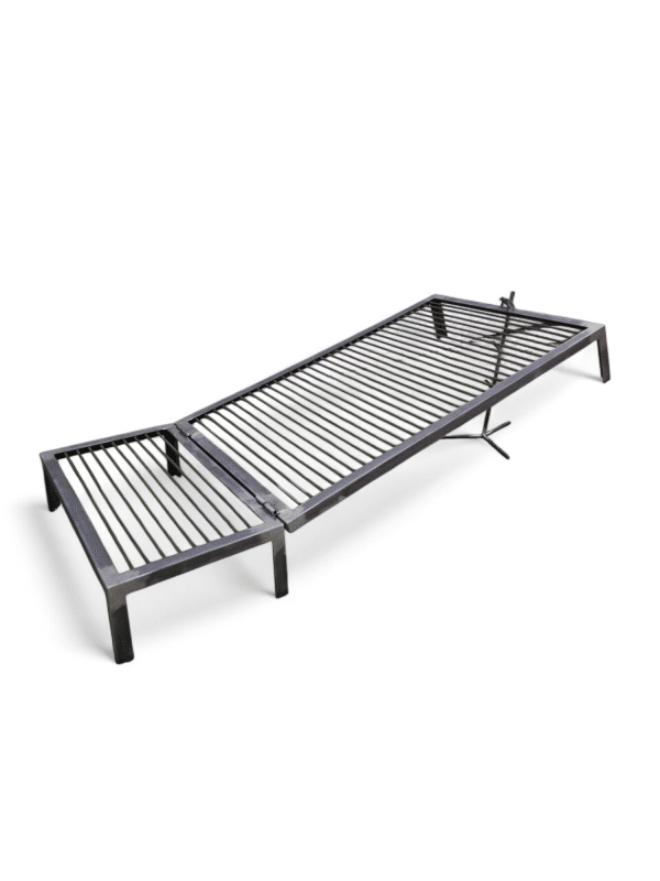 Parrilla de hierro de 120 cm, perfecta para asados al aire libre. Diseño robusto y resistente, ideal para cocinar carnes y verduras con facilidad y seguridad.