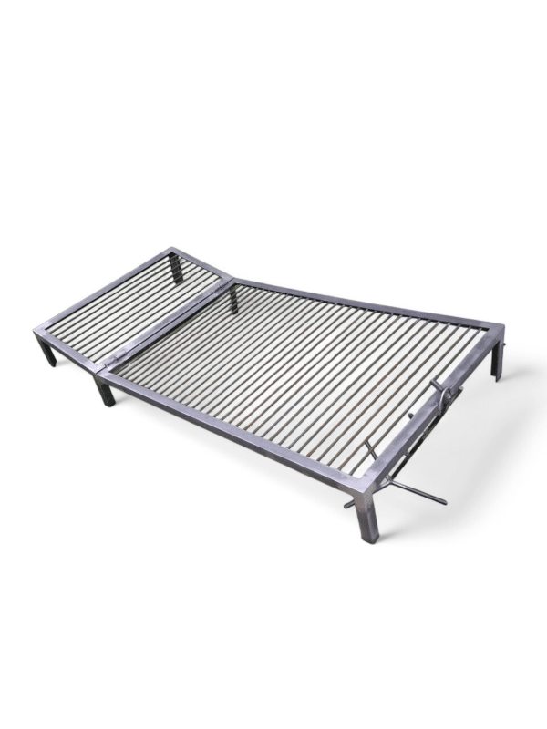 Parrilla de hierro de 120 cm, ideal para asados al aire libre. Diseño robusto con rejillas para una cocción uniforme, perfecta para carnes y verduras a la parrilla.